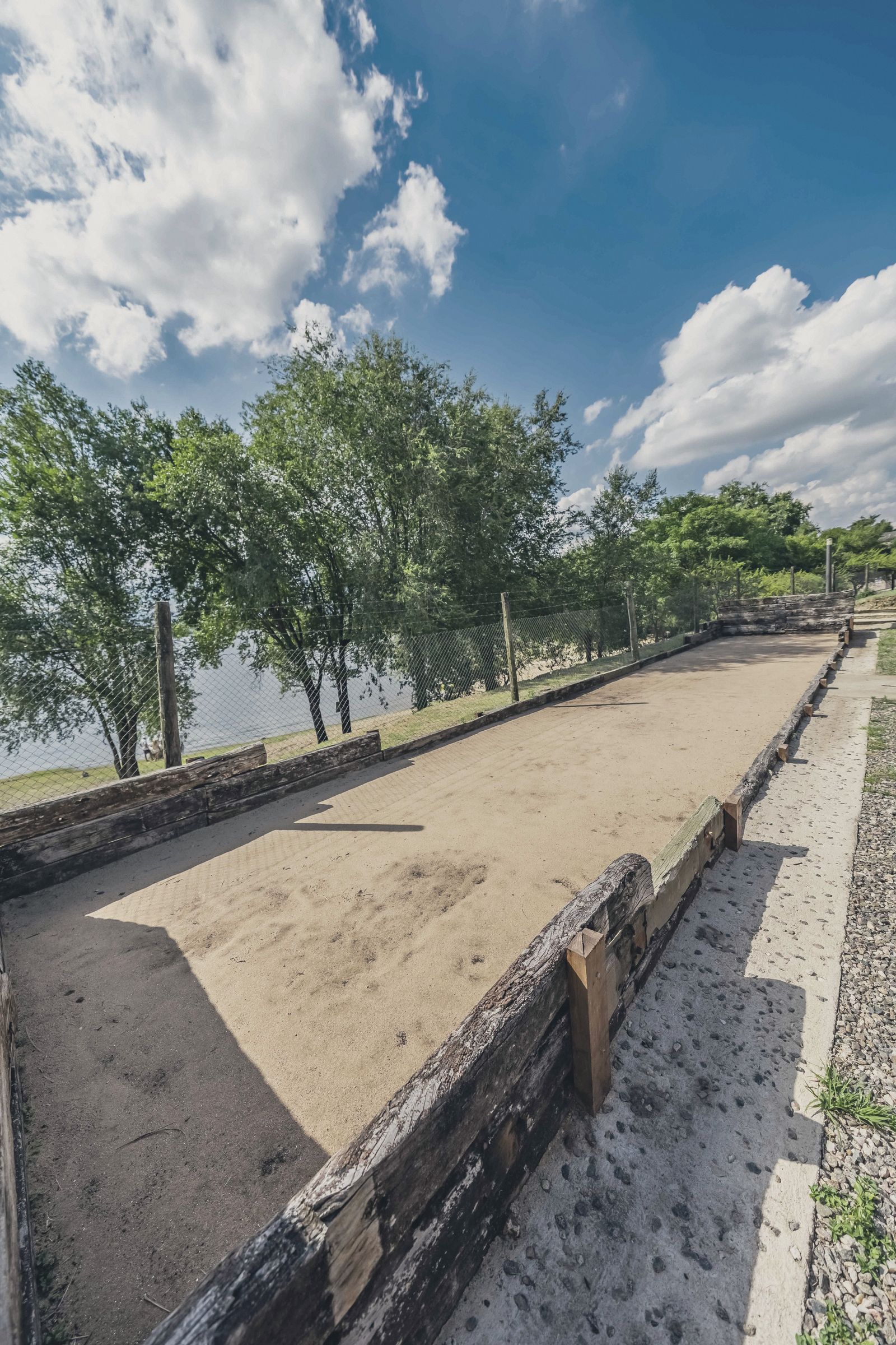 A cancha de bocha do complexo junto ao lago