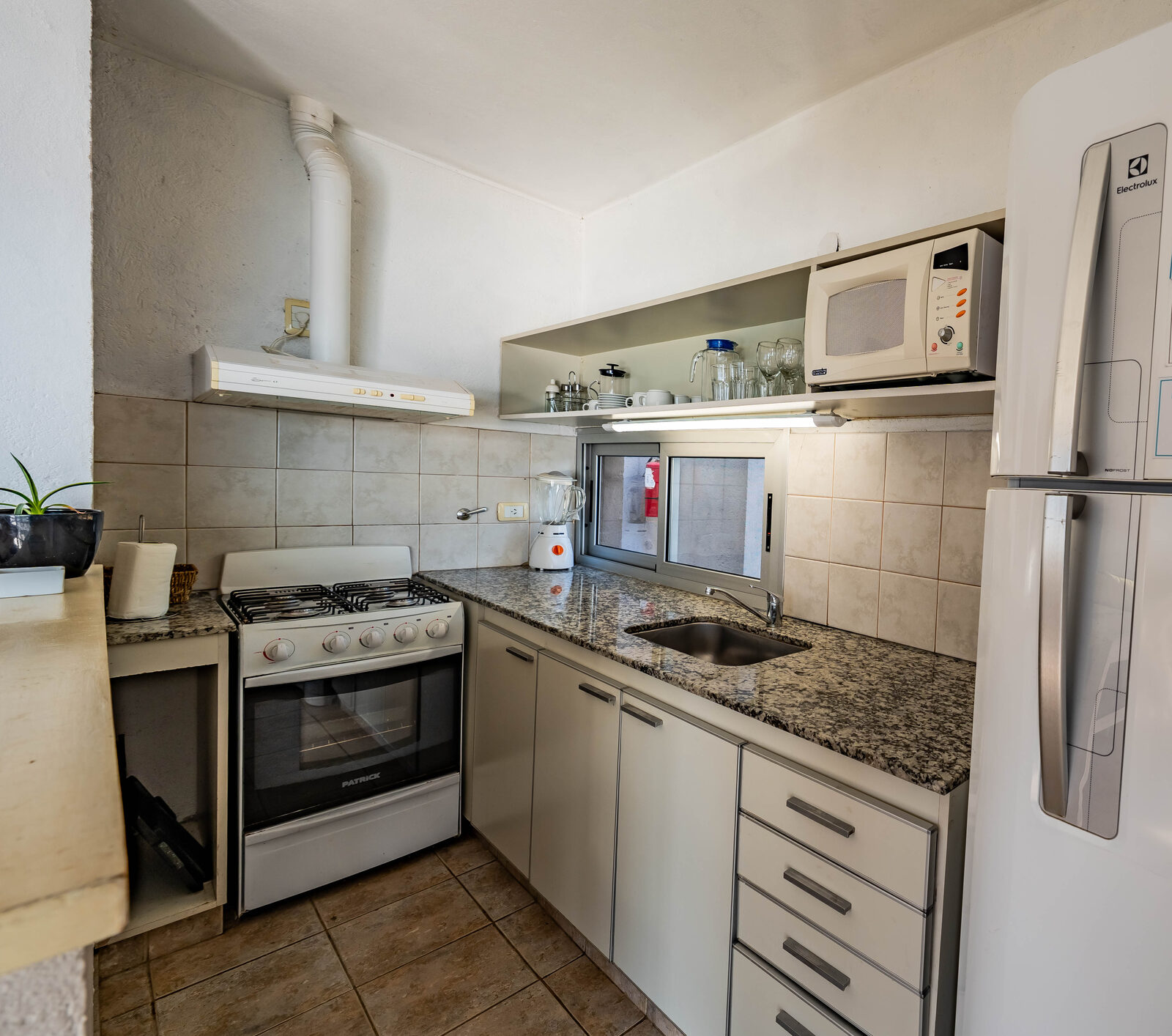 Cocina completa de la casa con horno y mesada