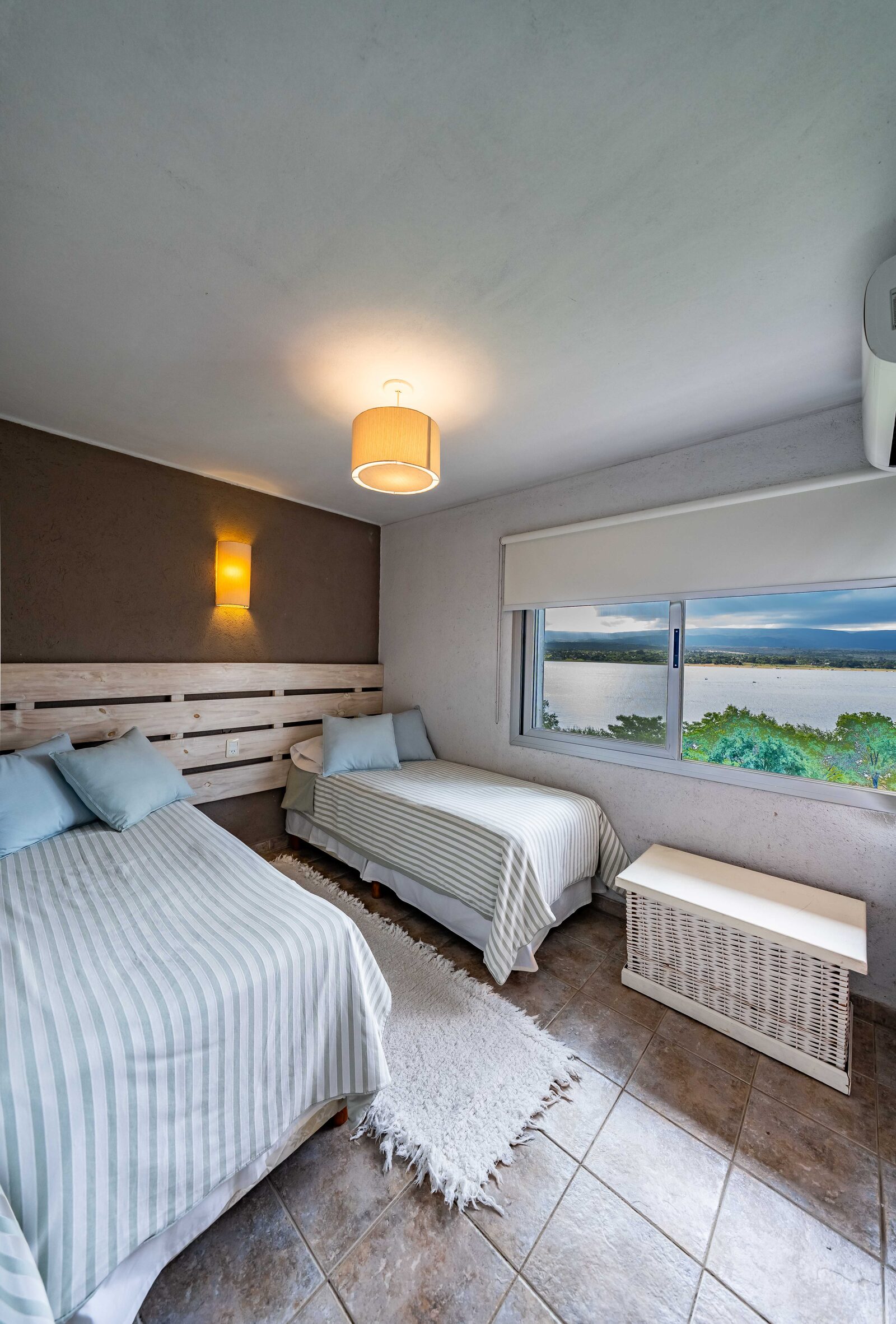 Segundo dormitorio con dos camas y el lago por la ventana