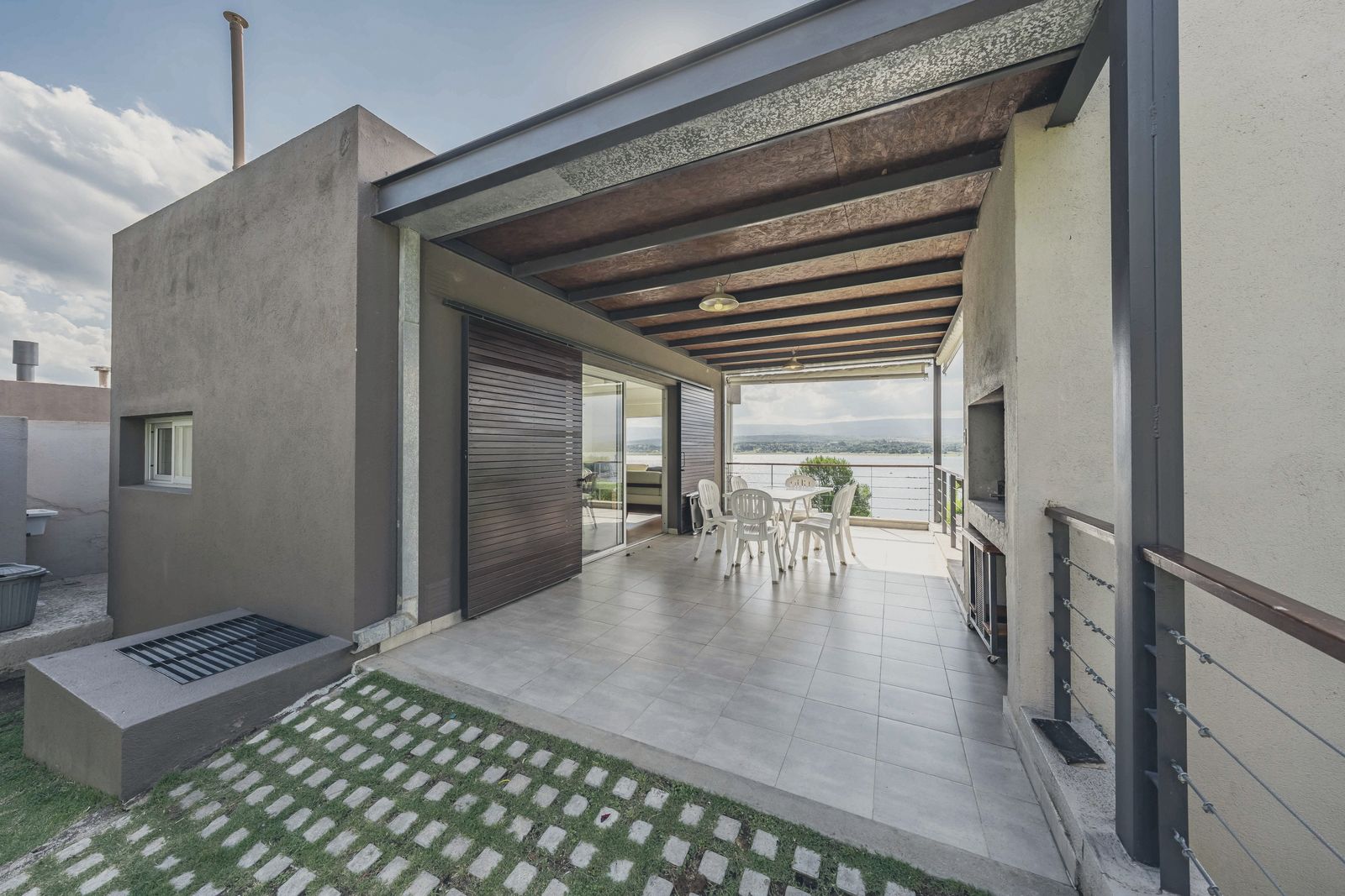 Exterior de la casa con su galería, sobre el monte