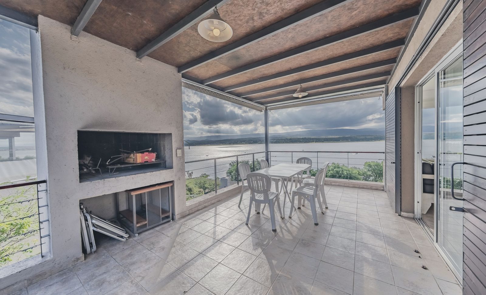 Galería cubierta con la parrilla propia de la casa