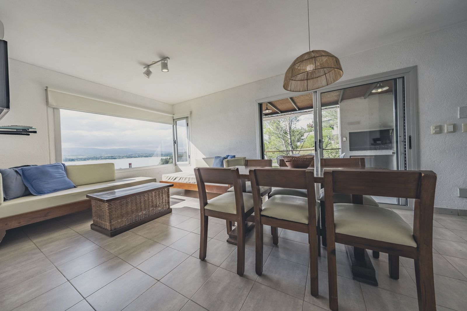 Living-comedor de una Casa de Lago con vista al lago