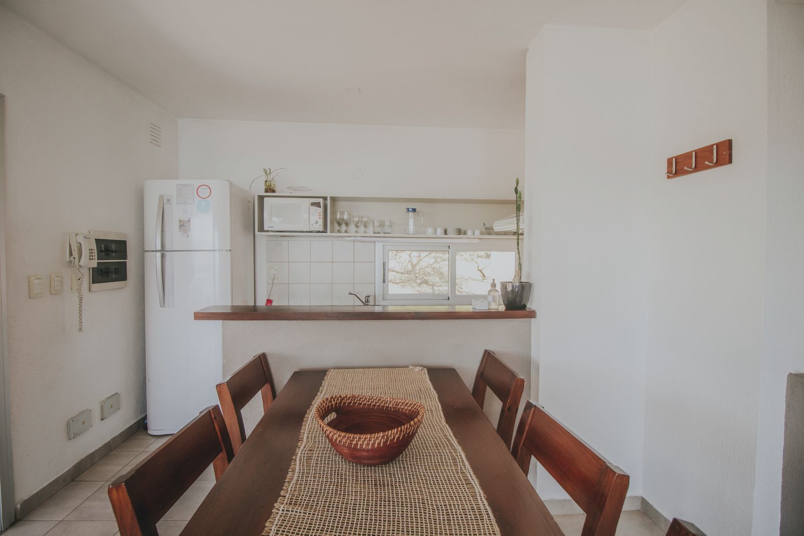 Comedor de madera con la cocina integrada