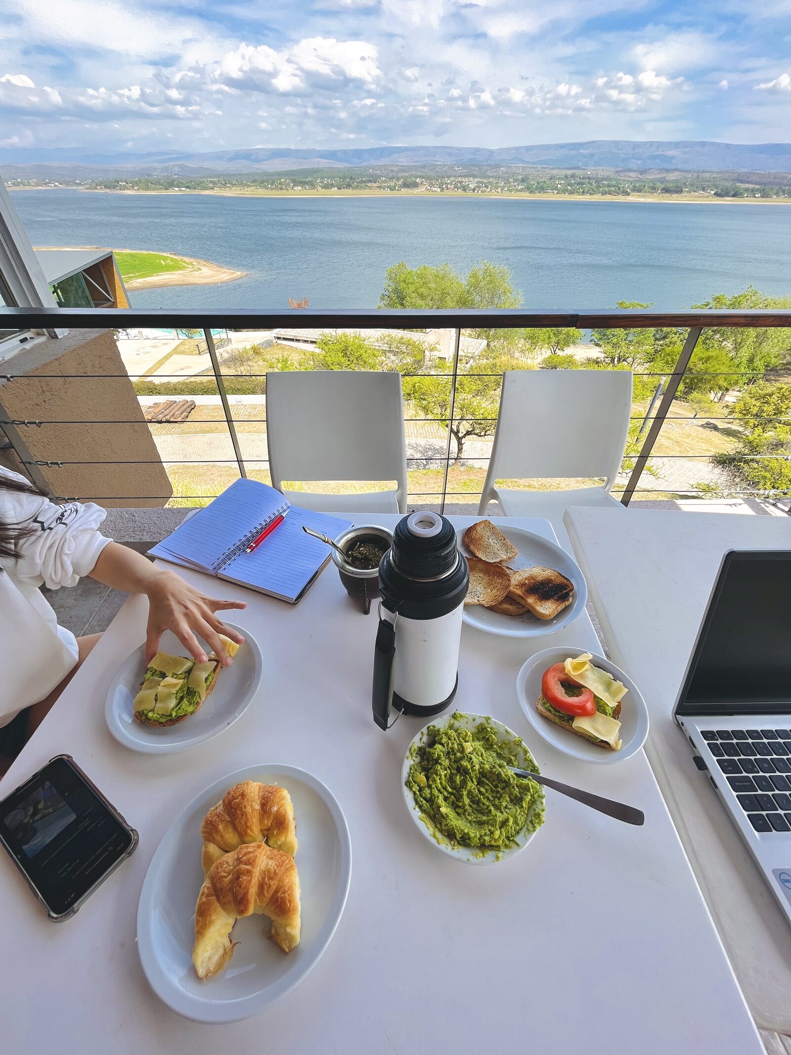 Café da manhã com mate na mesa, com o lago em frente