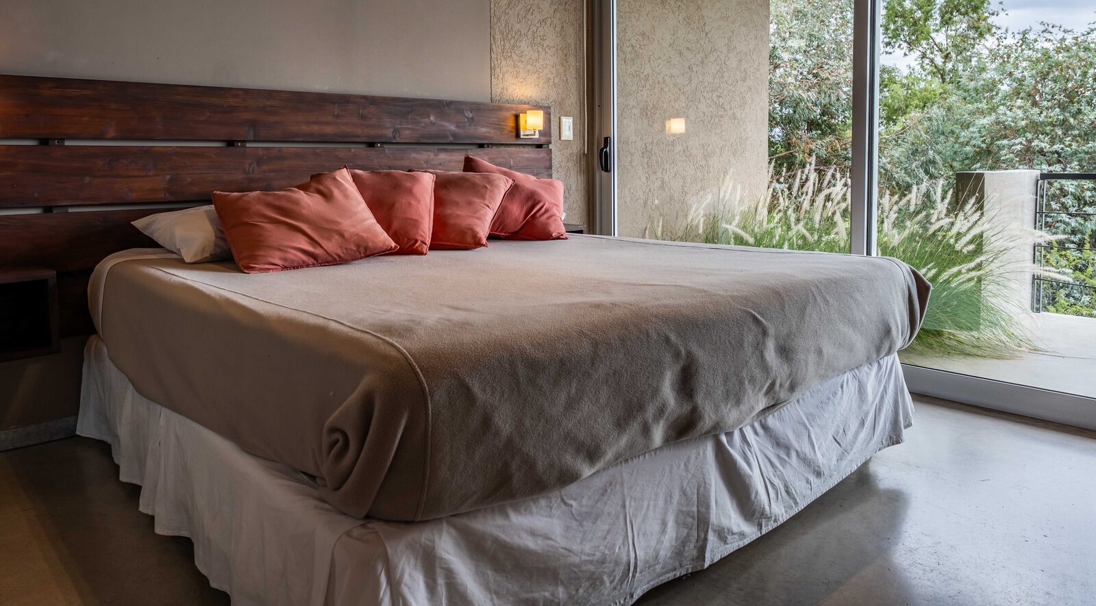 Cama do estúdio com a janela ampla para o Lago Los Molinos
