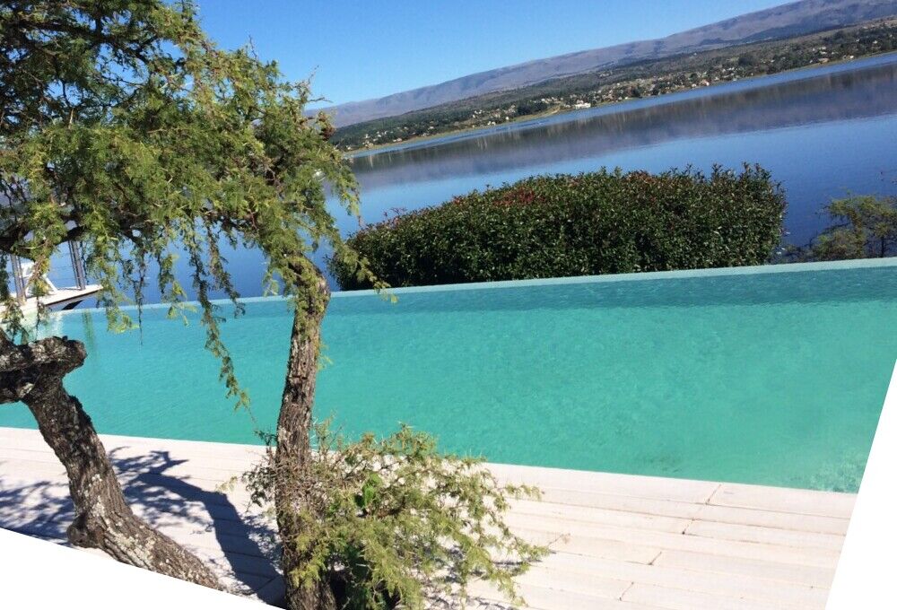 A água da piscina rente ao horizonte do Lago Los Molinos