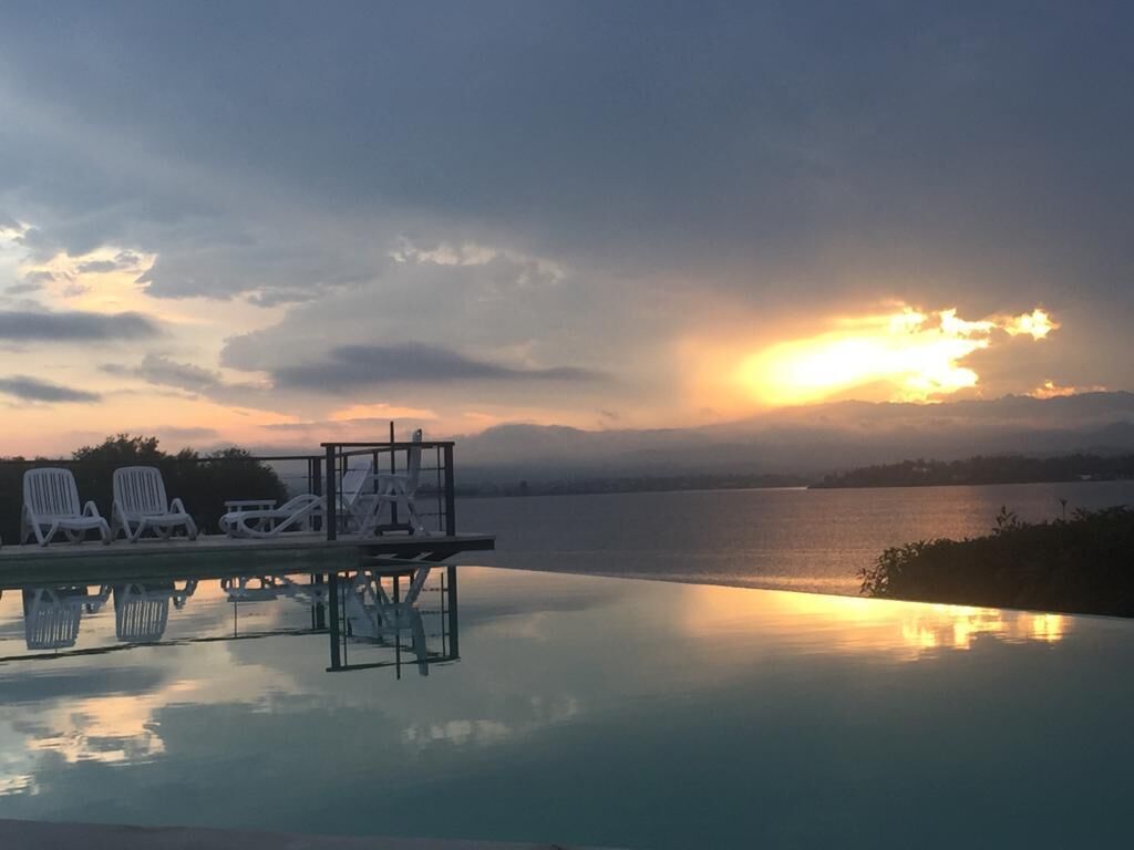 A piscina de borda infinita ao pôr do sol, rente ao Lago Los Molinos