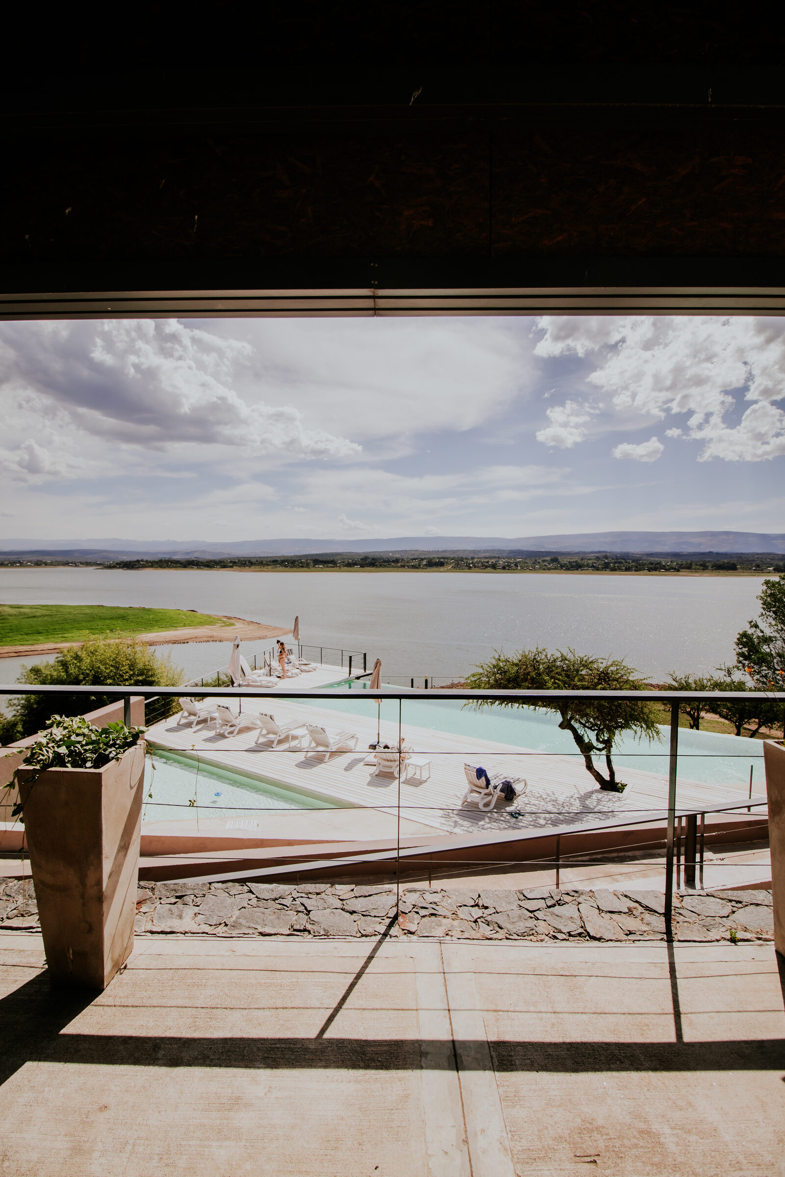 Espreguiçadeiras junto à piscina, rente ao Lago Los Molinos